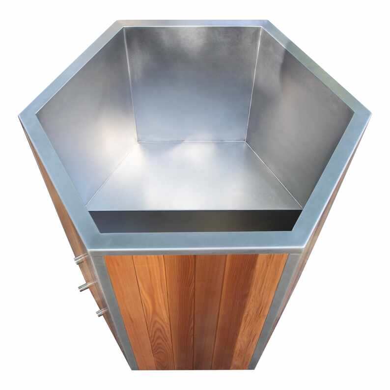 Cedar Cold Plunge Tuba Sarbide Urratsarekin